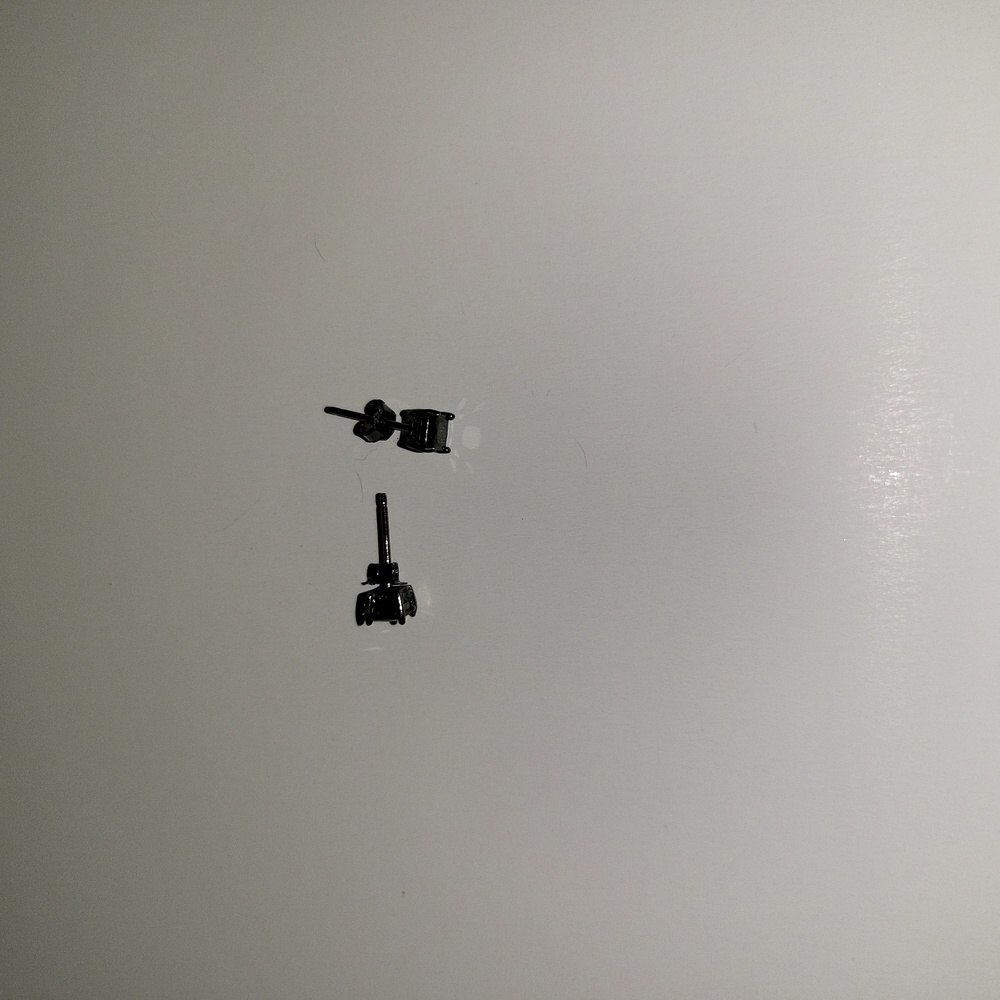 Black stone solitaire post #0106